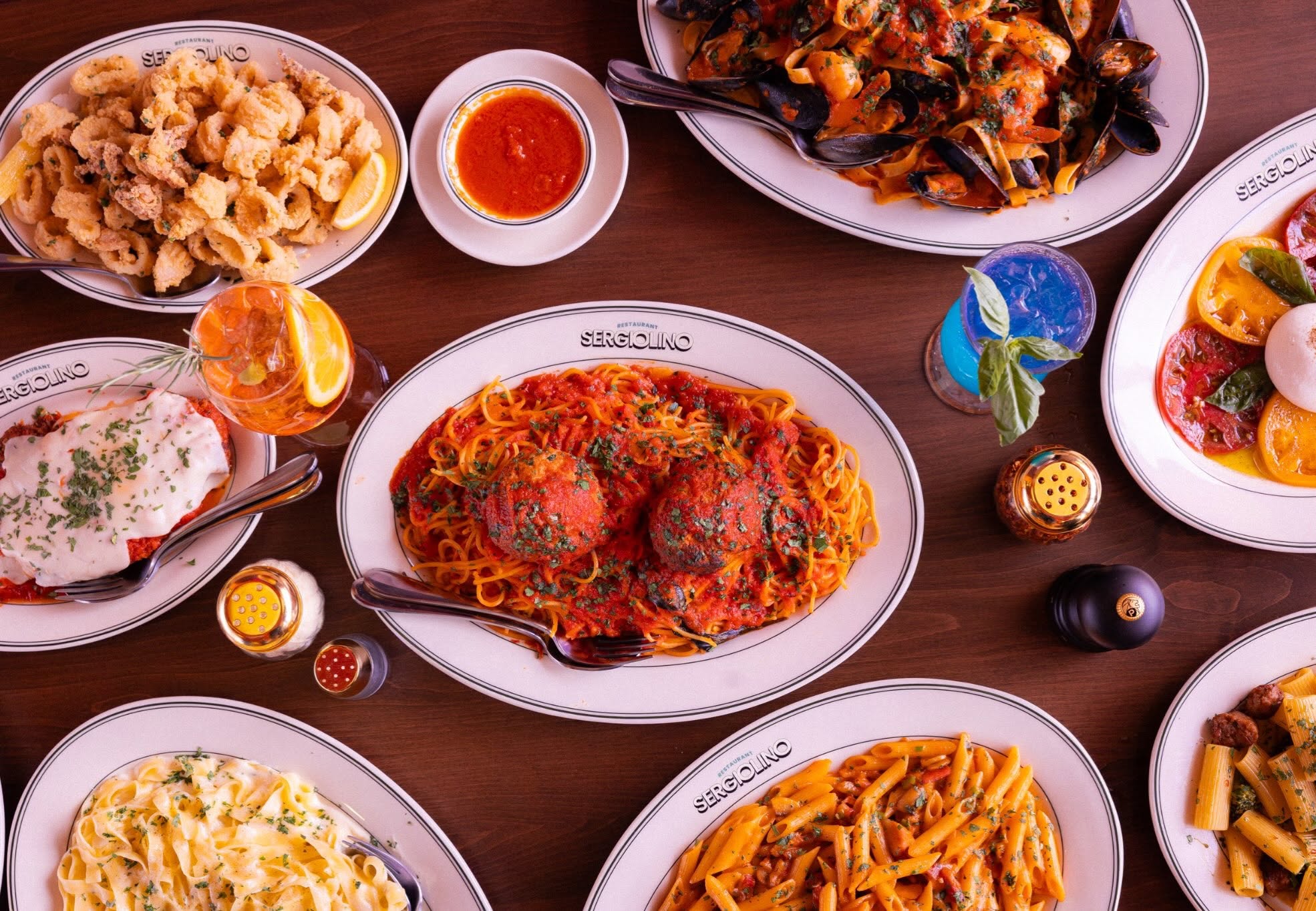 Festin italien avec pâtes, pizza et cocktails